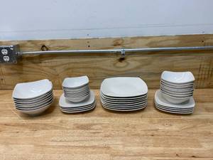 Dinnerware Set (39 pcs)