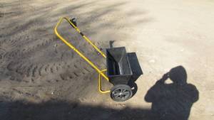 Yardworks Lawn Spreader
