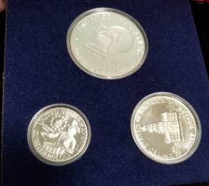 1976 BICENTENNIAL US MINT SILVER COIN SET (3 COINS)