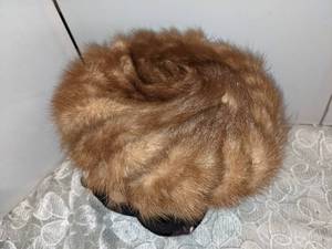 lot 43 image: 1950s Gwenn Pennington Exclusive Fur Hat