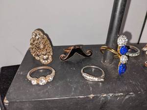lot 173 image: Variety of Rings