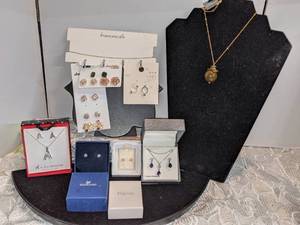 lot 169 image: Lot of New Jewelry