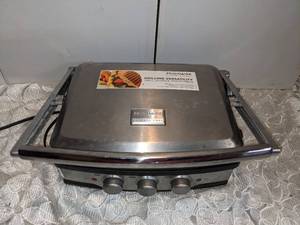 lot 69 image: Frigidaire Professional Grill Griddle Panini Maker