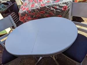 lot 3 image: White Dinette Set