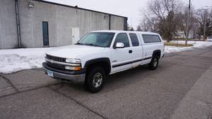 lot 1 image: 2002 Chevrolet Silverado 1500 4X4 Pick Up With Topper