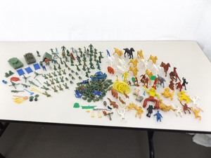 lot 11 image: Large Lot of Vintage Army Men, Cowboys, Indians etc.
