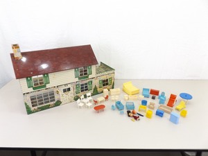 lot 13 image: Vintage Marx Tin Litho Doll House and Furniture