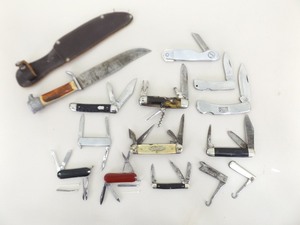 lot 29 image: Lot of Vintage Fixed Blade and Pocket Knives