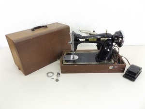 lot 33 image: WORKING Vintage Reeds Electric Sewing Machine