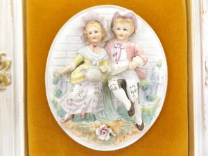 lot 48 image: Antique Victorian Wood Framed Porcelain Royal Plaque 