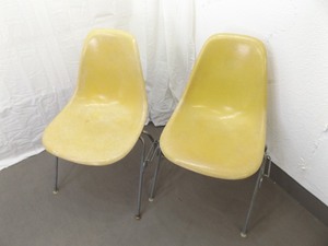 lot 38 image: Lot of 4 Vintage Herman Miller Fiberglass Chairs