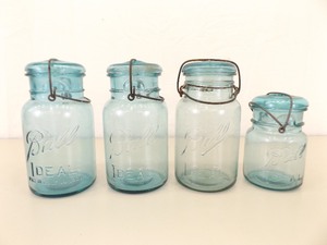 lot 91 image: 4 Antique Mason Jars with Glass Lids