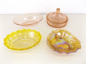 lot 99 image: Lot of 4 Medium DepressionColored Glass Serving Bowls