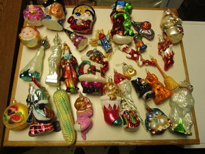 lot 615 image: VINTAGE GLASS CHRISTMAS TREE ORNAMENTS