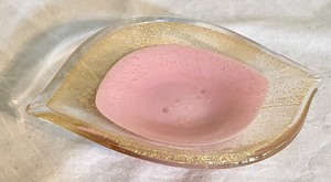 lot 253 image: Small Pink Dishes