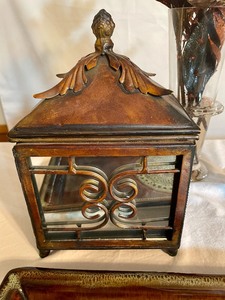 lot 246 image: Home Decor Grouping