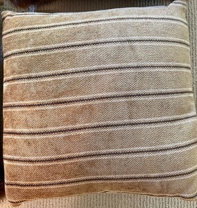 lot 234 image: 4 Accent Pillows