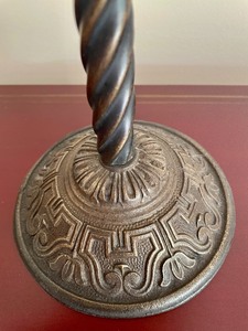 lot 9 image: Small Classy Lamp