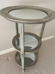 lot 23 image: Decorative Accent Table with Mirrored Shelves.