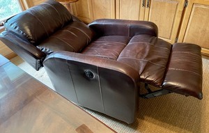lot 27 image: Wonderful Electric Leather Recliner