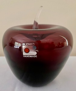 lot 37 image: Blenko Amethyst Apple