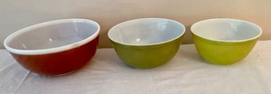 lot 67 image: Perfect Pyrex- Three Vintage Mixing Bowls