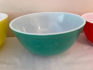 lot 66 image: Pyrex Primary Nesting Mixing Bowls Set