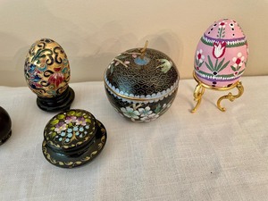 lot 72 image: Trinket Boxes and Decorative Eggs