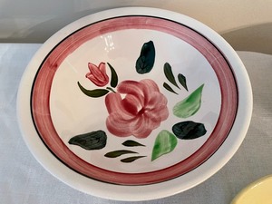 lot 76 image: Three Decorative Serving Bowls