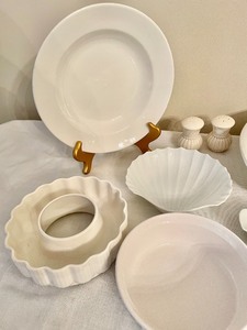 lot 84 image: Charming Whites