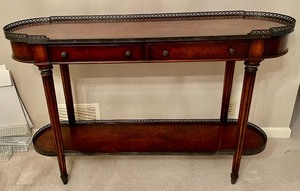 lot 91 image: Traditions Fine Furniture Accent Table
