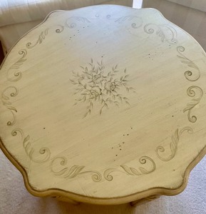 lot 206 image: Pretty Accent Table