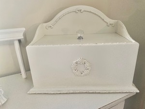 lot 203 image: White Delights