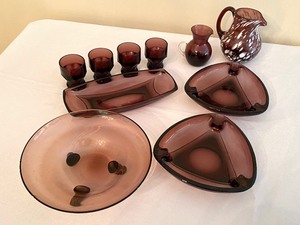 lot 104 image: Fabulous Vintage Amethyst Vintage Glassware