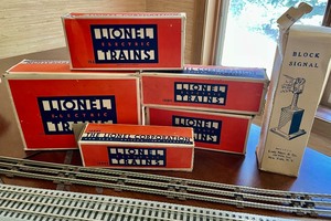 lot 336 image: Lionel Train Set with Many Accessories