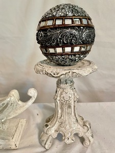 lot 335 image: Home Decor