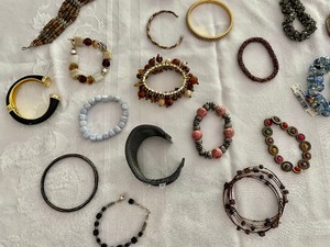 lot 416 image: Costume Bracelet Grouping