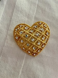 lot 419 image: Brooch Grouping