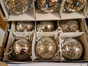 lot 440 image: Glass Ornaments