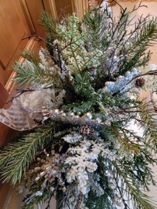 lot 443 image: Wooden Sleigh Centerpiece