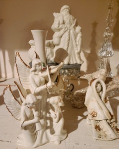 lot 450 image: Wonderful White Christmas Decor
