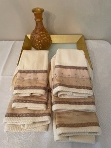 lot 181 image: Gold Accented Decor