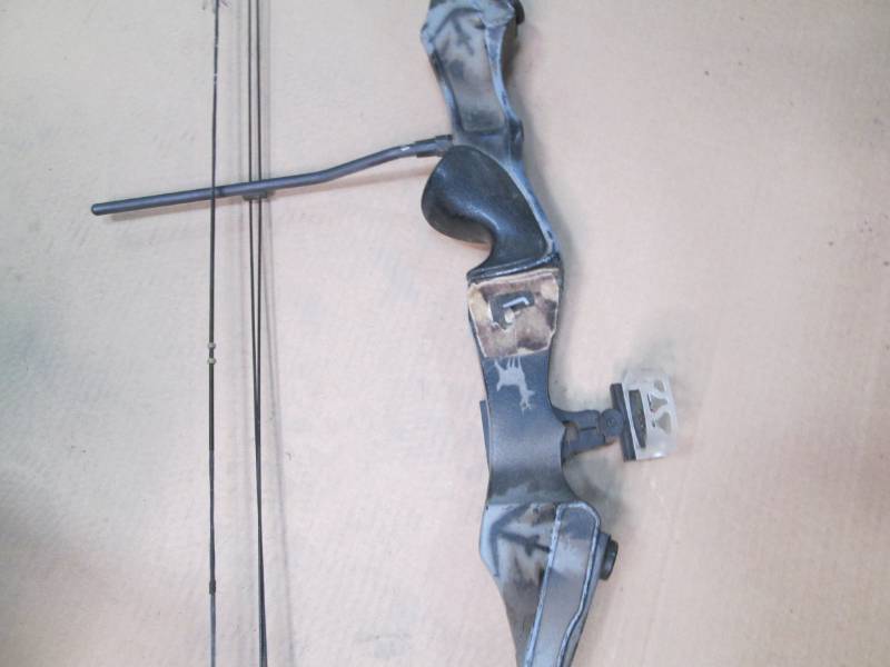 lot 17 image: Camo Compound Bow (unable to locate...