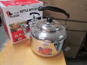lot 226 image: 4L Capacity Stainless Steel Whistli...