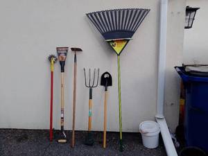 lot 82 image: Gardening Tools