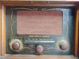 lot 104B image: Vintage Guild Radio and Television CompanyThe Spice Chest 5 Tube Radio Phonograph