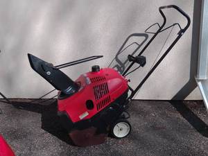 lot 5 image: 4 Stroke Honda Snow Blower (works)