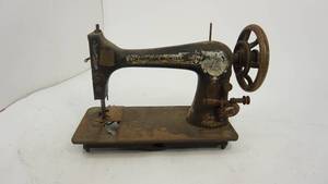 lot 16 image: Vintage 1900s Singer Sewing Machine