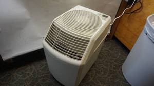 lot 25 image: Bemis Digital Humidifier