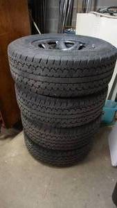 lot 32 image: 4 Bridgestone Dueler Tires wRims